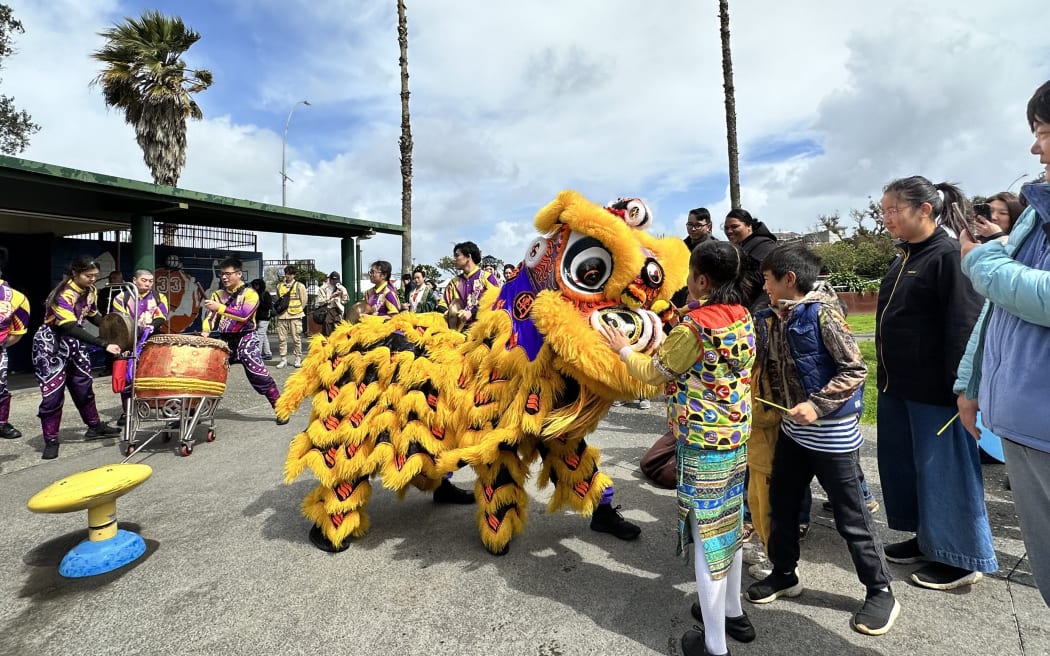 4L1RMKA_Asia_Moon_Festival_celetration_2023_little_girl_lion_dance_5_png.jpeg