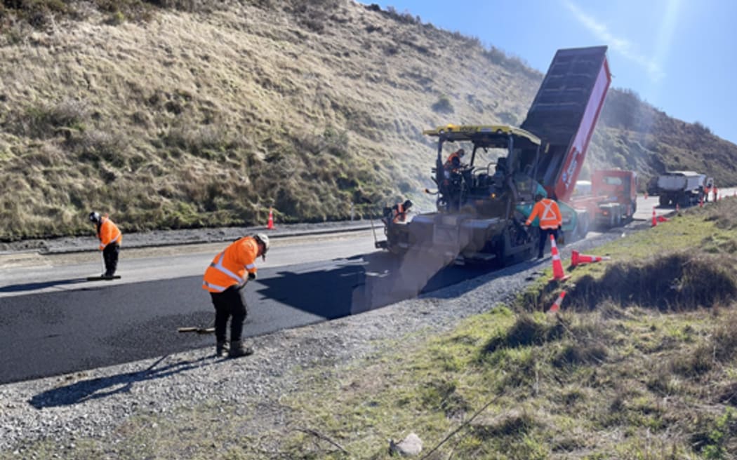 4KGHBYW_resurfacing_work_on_sh1_the_desert_road_png.jpeg