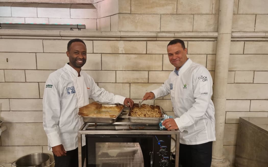 4KOSN9Z_akfood_left_Simplicity_co_founder_Amir_Bashir_right_Woolworths_NZ_managi.jpeg