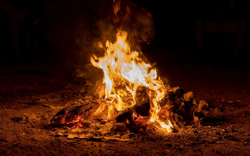 4MNTKBD_outdoor_fire_jpg.jpeg