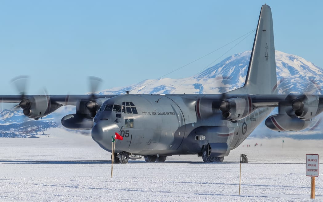 4KCRJ6O_C_130H_Hercules_NZ7005_on_the_ice_in_Antarctica_jpg.jpeg