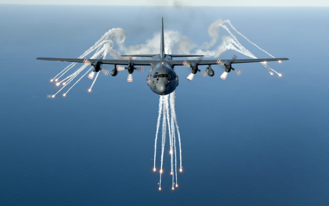 4RK2KR9_C_130H_Hercules_NZ7003_exercising_a_flare_drop_2011_jpg.jpeg