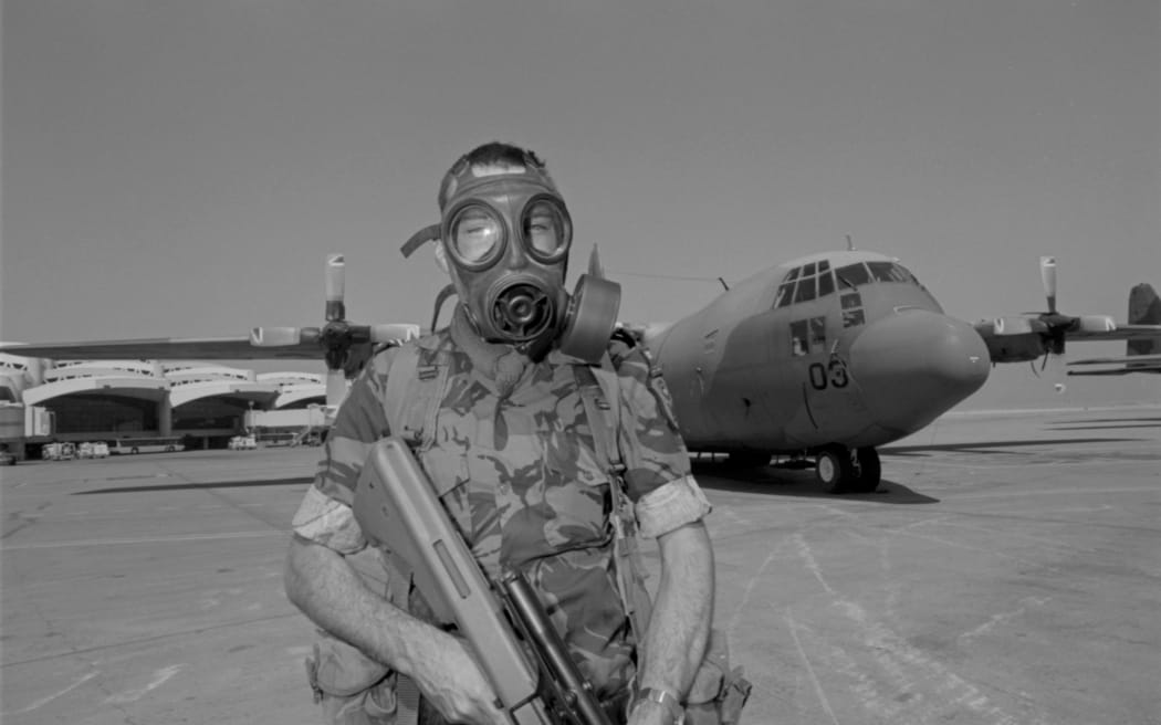 4P2DL3A_C_130H_Hercules_NZ7003_supporting_Gulf_War_operations_jpg.jpeg