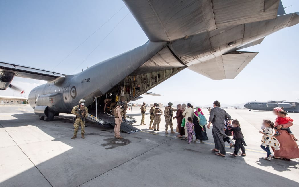 4KCRJ6O_C_130H_Hercules_NZ7005_evacuating_civilians_in_the_Middle_East_jpg.jpeg