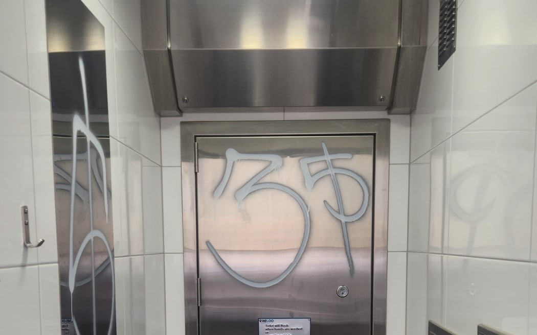 4KEBLQM_K_Road_toilet_2_jpg.jpeg