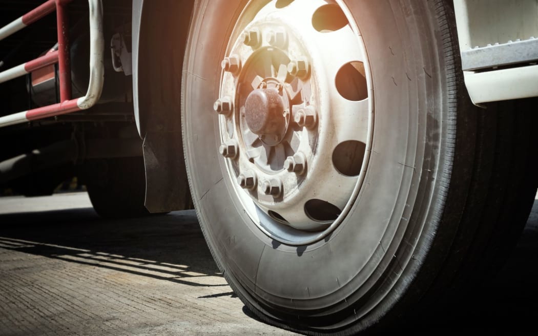 4N3OV8E_truck_wheel_generic_jpg.jpeg