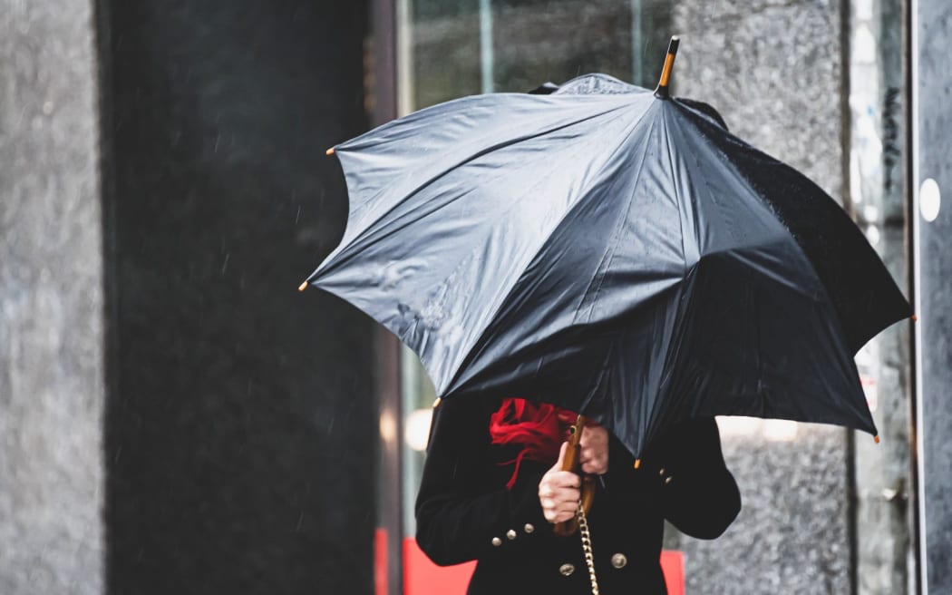 4L8R59I_rain_wind_umbrella_weather_jpg.jpeg