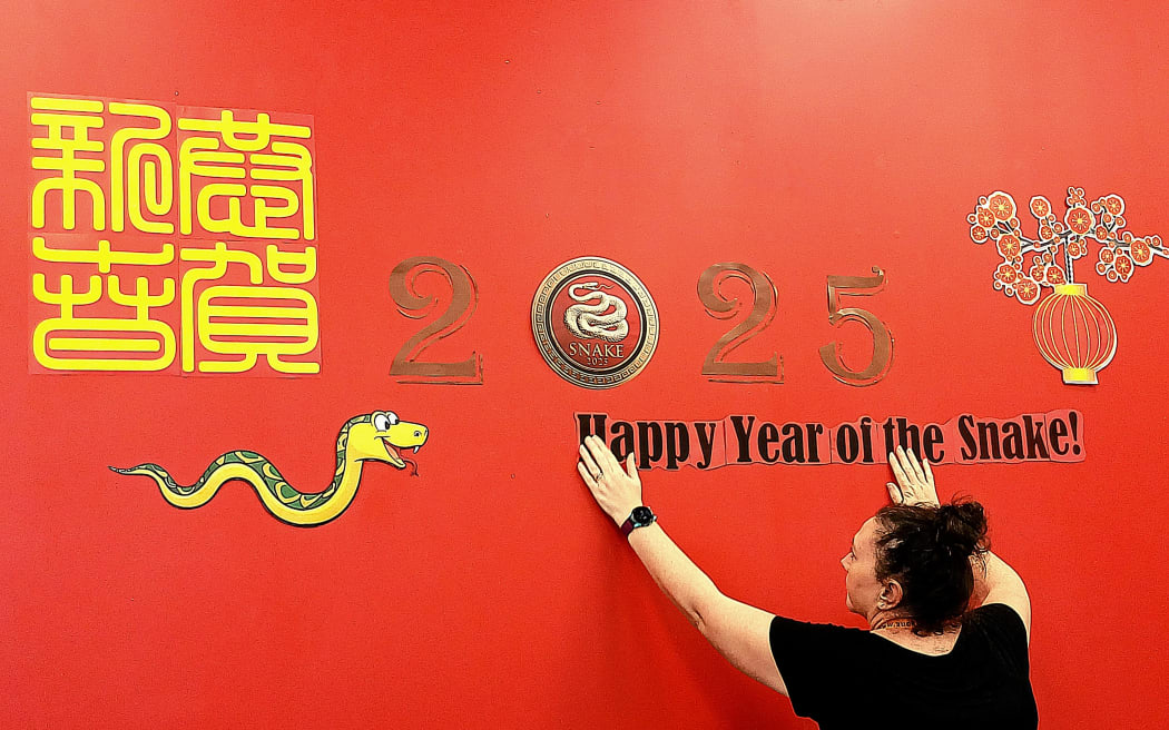 4KDKZ8R_2_Glenfield_Library_staff_welcome_Chinese_New_Year_01_jpg.jpeg