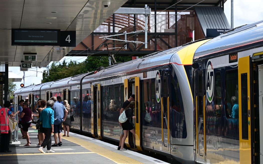 4KCM7MK_Train_at_Pukekohe_Station_jpg.jpeg