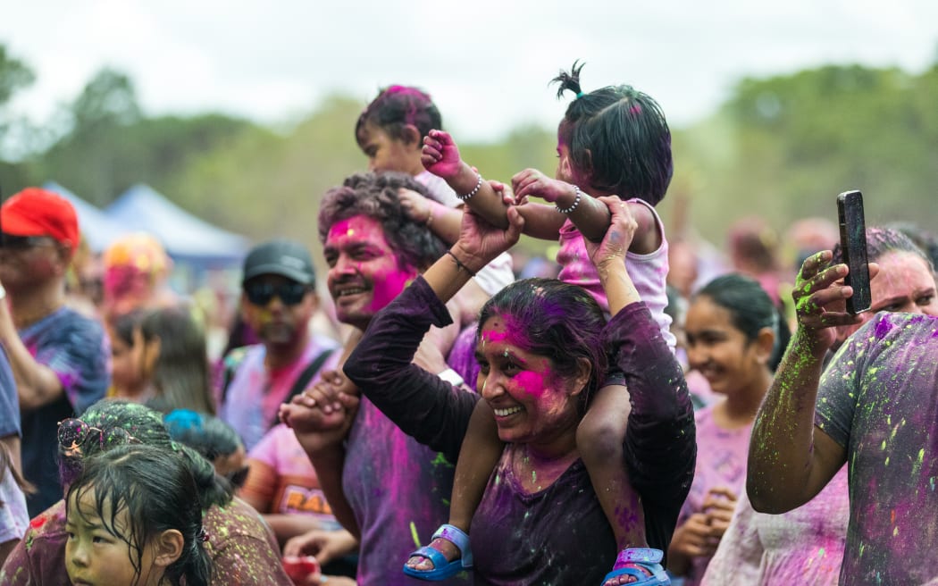 4KCM5X8_Holi_3_jpg.jpeg
