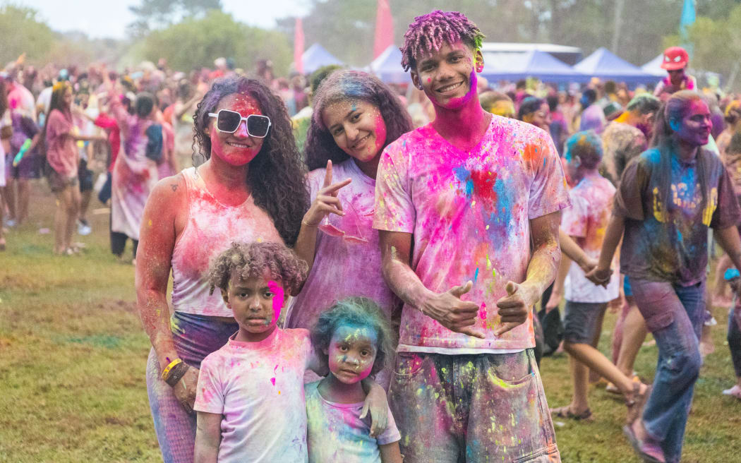 4KCM26E_Holi_4_jpg.jpeg