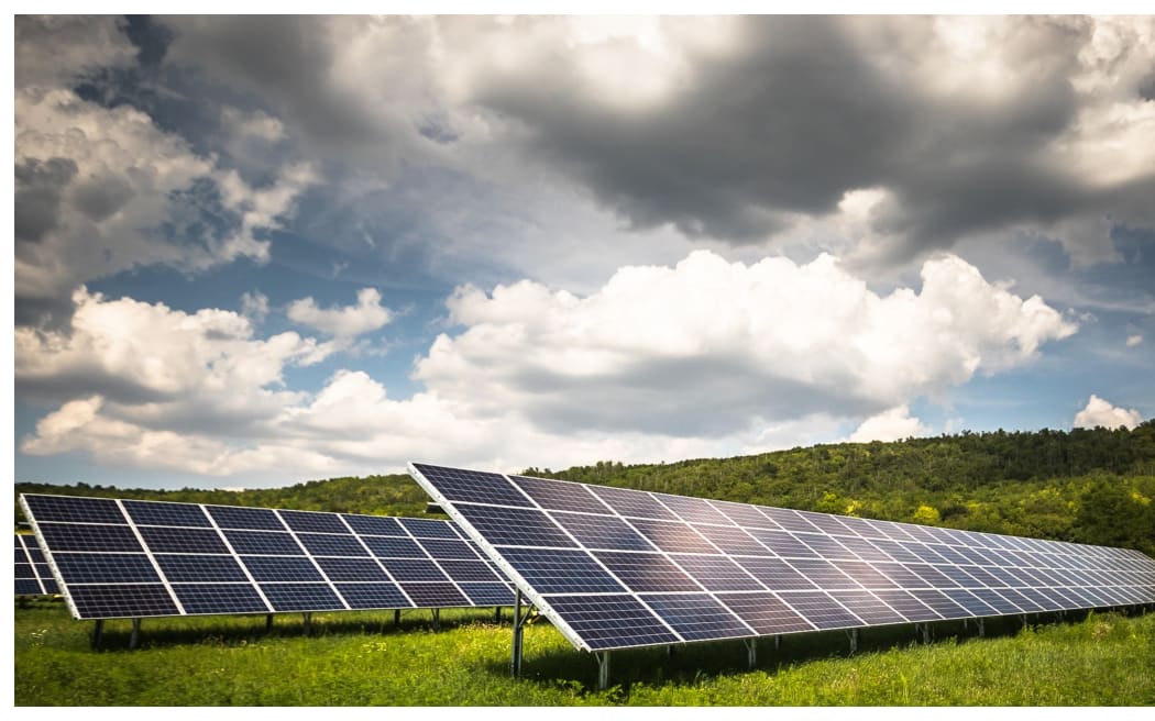 4KZRSQ1_solar_farm_jpg.jpeg