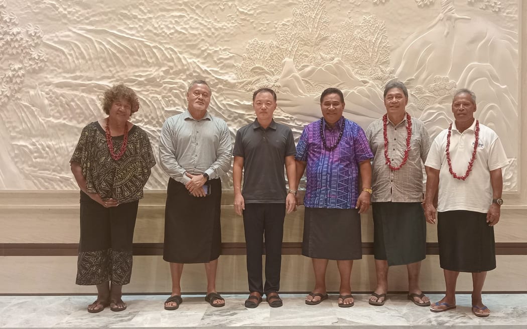 4KCCE1R_China_Ambassador_with_Safata_District_Matai_representatives_jpg.jpeg