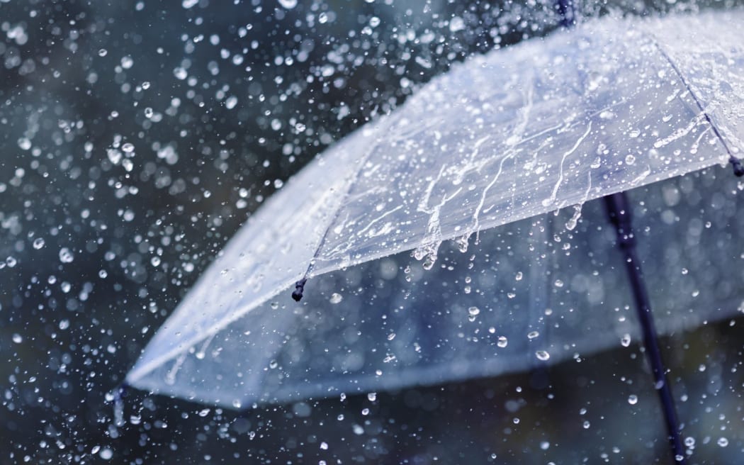 4MQVIYW_rain_weather_umbrella_jpg.jpeg