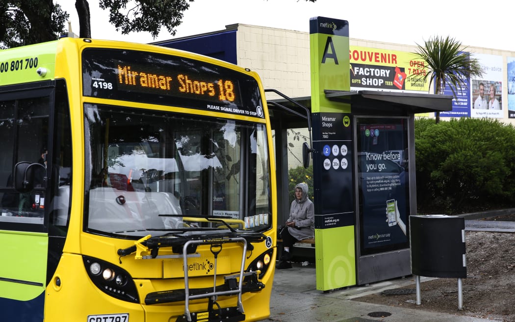 4N23LF1_bus-hubs03_22491.jpeg
